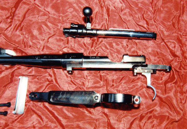 Fabrication d'une carabine à verrou, canon, boitier K09, sous-garde, bronzées (vue de détail)...