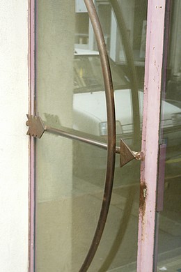 Poignée de porte arc et flèche rue Barbusse à Saint-Etienne