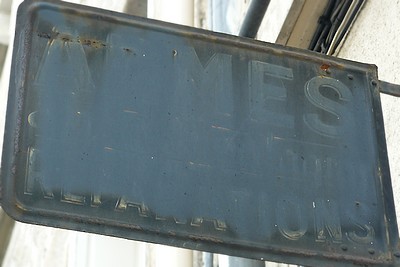 Vieille plaque d'une devanture d'armurier à Saint-Etienne