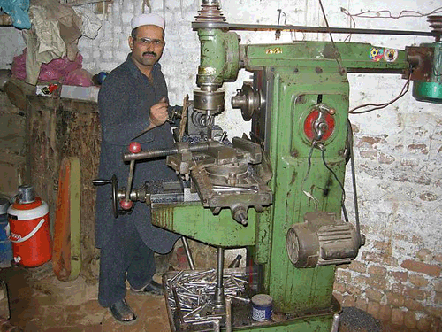 Machines-outils à Darra au Pakistan